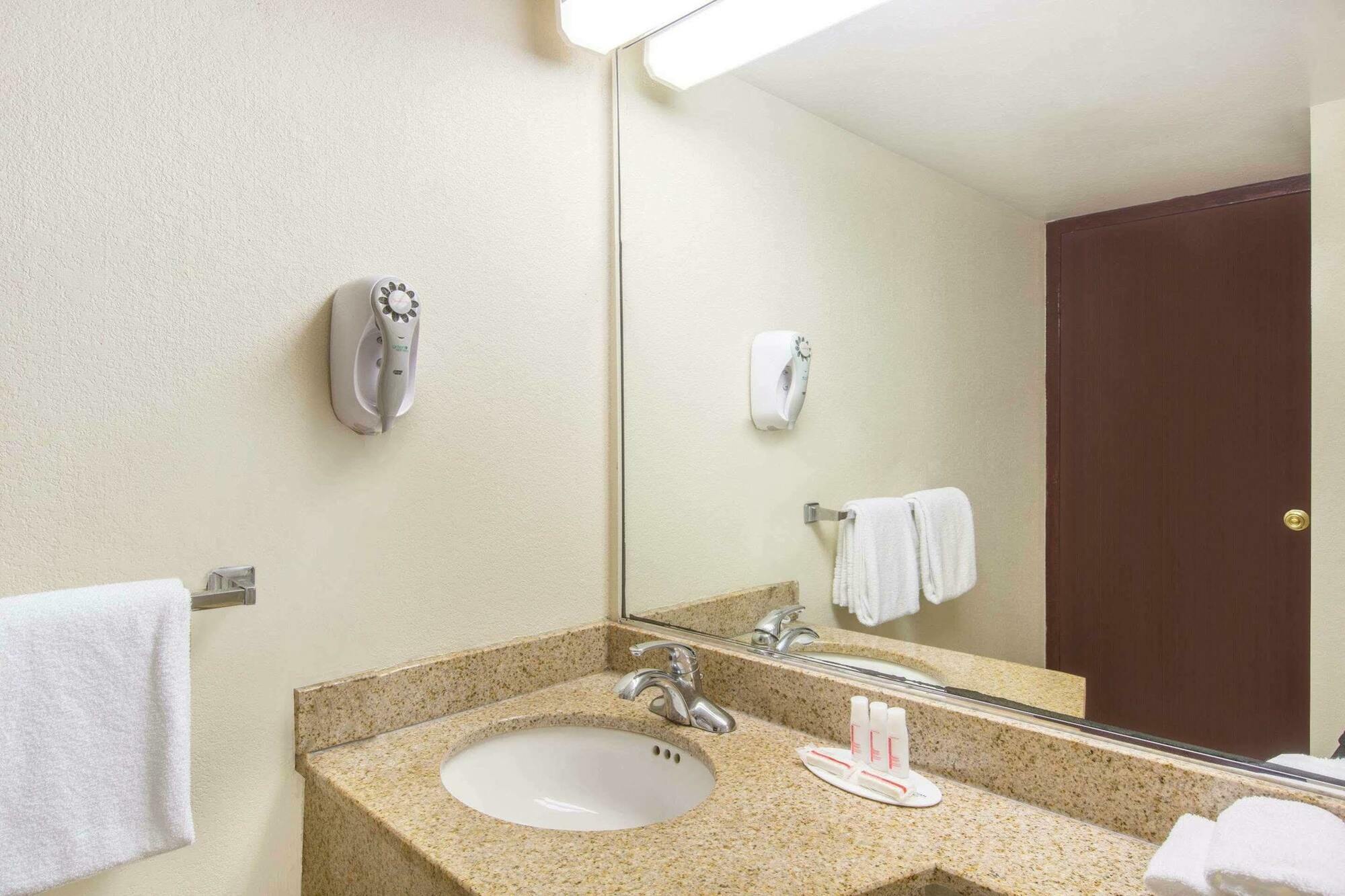 Howard Johnson By Wyndham Bartonsville/Poconos Area エクステリア 写真