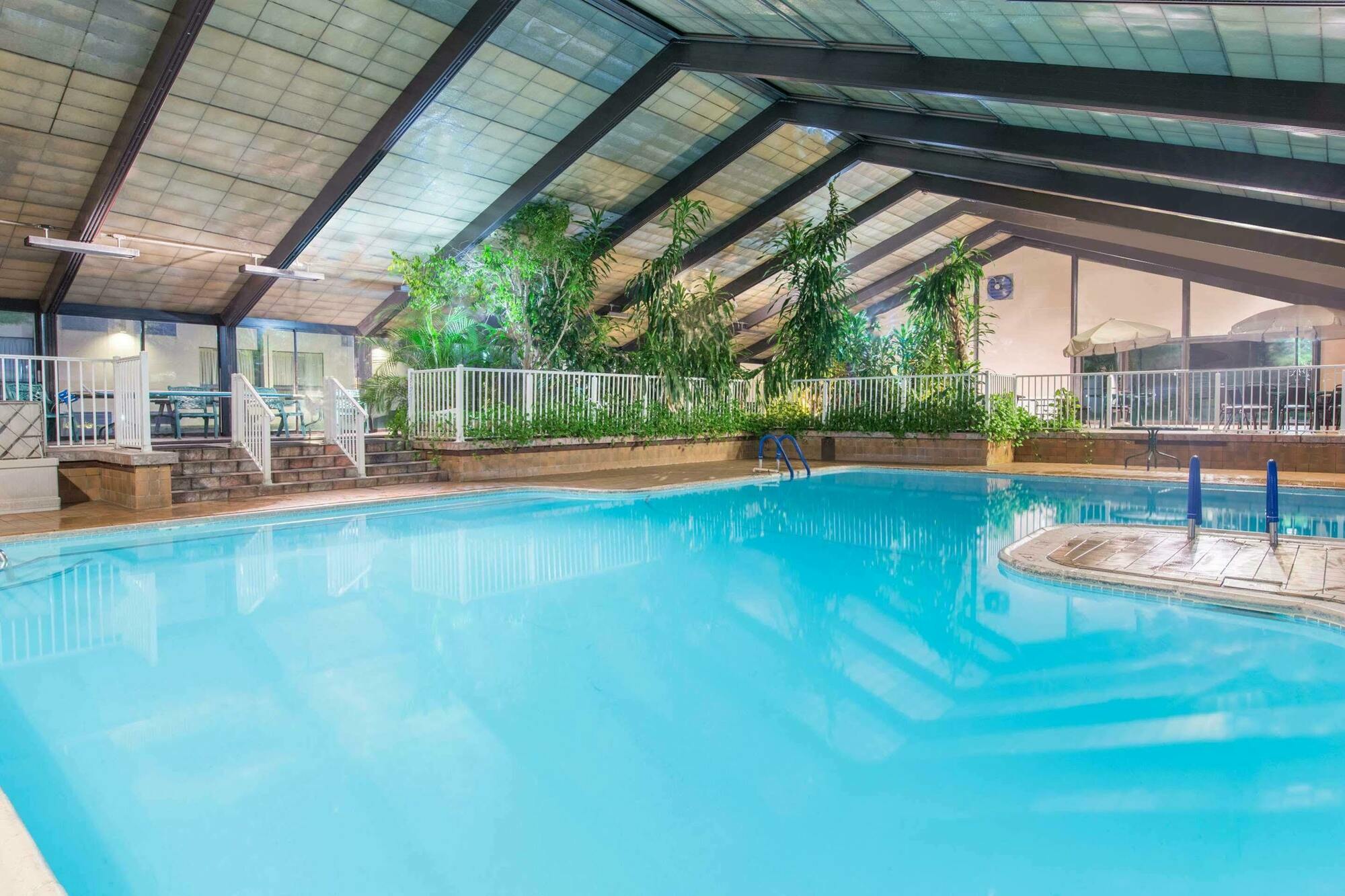 Howard Johnson By Wyndham Bartonsville/Poconos Area エクステリア 写真
